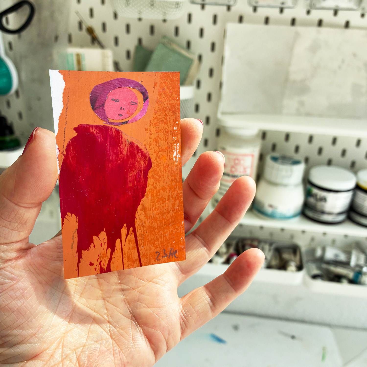 H559-23-Rote Figur-Mockup-Miniatur-Hand-8x5-72dpi-1500 Annette Kunow H559-23-Rote Figur-Mockup-Miniatur-Hand-8x5-72dpi-1500 Annette Kunow