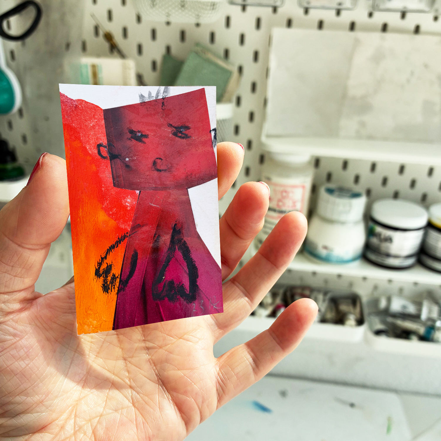 H566-23-Rote-Figur-Mockup-Miniatur-Hand-8x5-72dpi-1500 Annette Kunow H566-23-Rote-Figur-Mockup-Miniatur-Hand-8x5-72dpi-1500 Annette Kunow