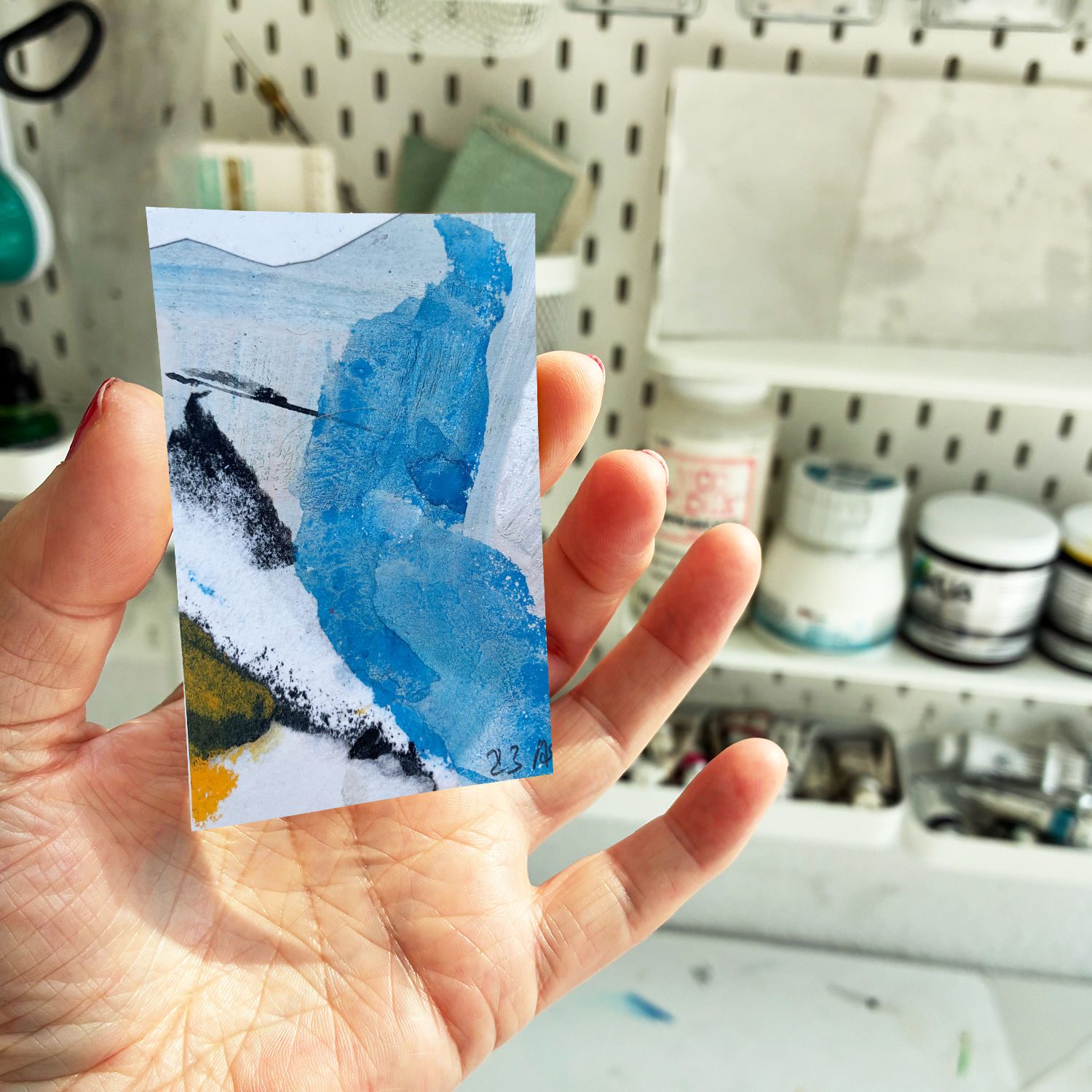 H567-23-Blaue-Figur-Mockup-Miniatur-Hand-8x5-72dpi-1500 Annette Kunow H567-23-Blaue-Figur-Mockup-Miniatur-Hand-8x5-72dpi-1500 Annette Kunow