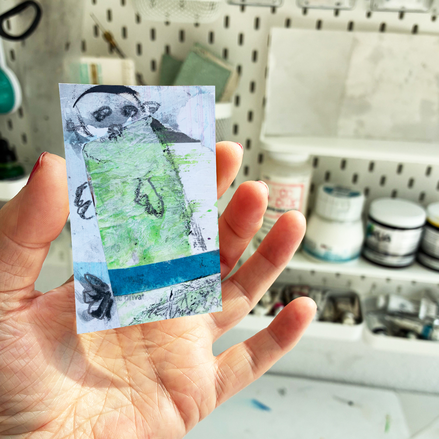 H568-23-Gruene-Figur-Mockup-Miniatur-Hand-8x5-72dpi-1500 Annette Kunow H568-23-Gruene-Figur-Mockup-Miniatur-Hand-8x5-72dpi-1500 Annette Kunow