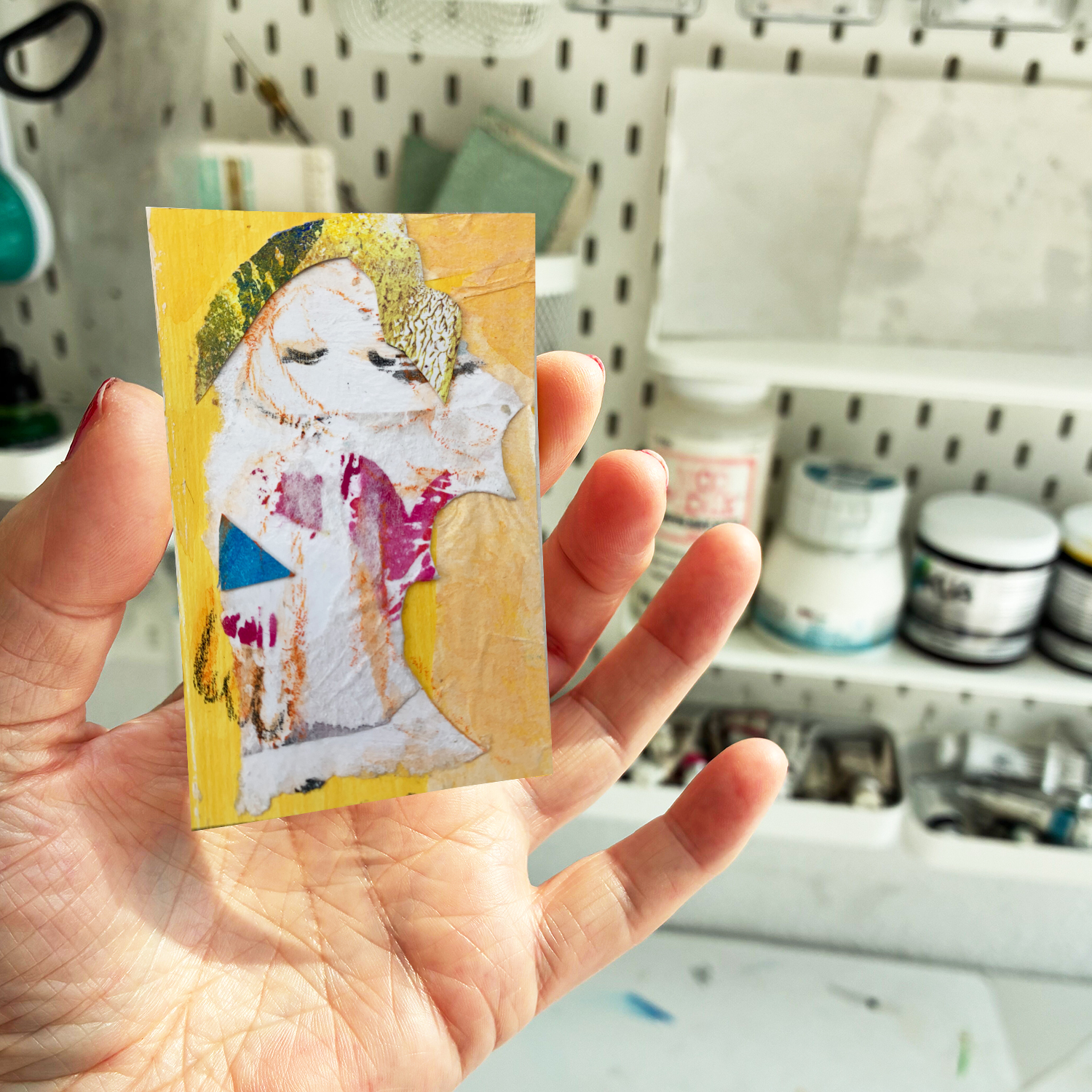 H586-23-Eingeschuechtert-Mockup-Miniatur-Hand-8x5-72dpi-1500 Annette Kunow H586-23-Eingeschuechtert-Mockup-Miniatur-Hand-8x5-72dpi-1500 Annette Kunow