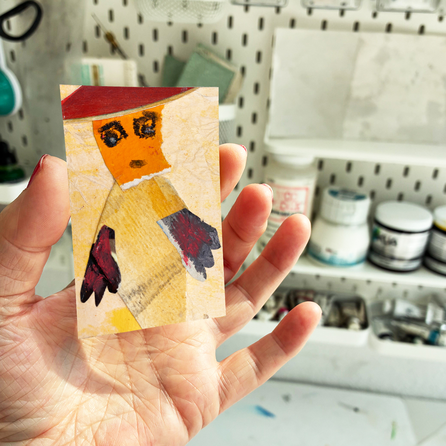 H589-23-Mit-Hut-Mockup-Miniatur-Hand-8x5-72dpi-1500 Annette Kunow H589-23-Mit-Hut-Mockup-Miniatur-Hand-8x5-72dpi-1500 Annette Kunow