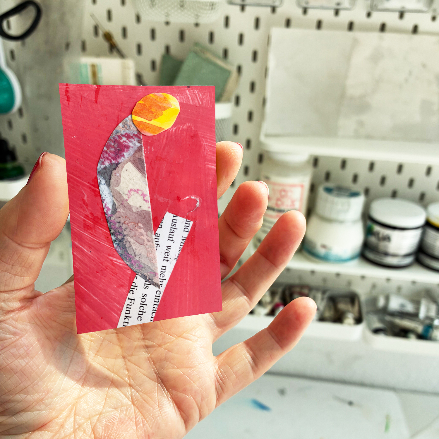 H590-23-Auf-der-Stange-Mockup-Miniatur-Hand-8x5-72dpi-1500 Annette Kunow H590-23-Auf-der-Stange-Mockup-Miniatur-Hand-8x5-72dpi-1500 Annette Kunow