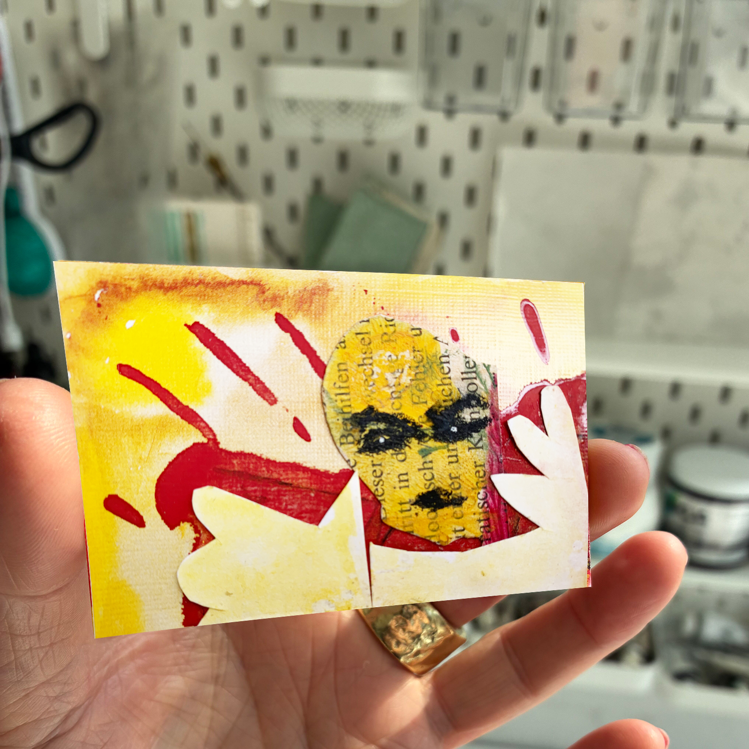 H601-23-Mit-Maske-Kopf-Mockup-Miniatur-Hand-5x8-72dpi-1500 Annette Kunow H601-23-Mit-Maske-Kopf-Mockup-Miniatur-Hand-5x8-72dpi-1500 Annette Kunow