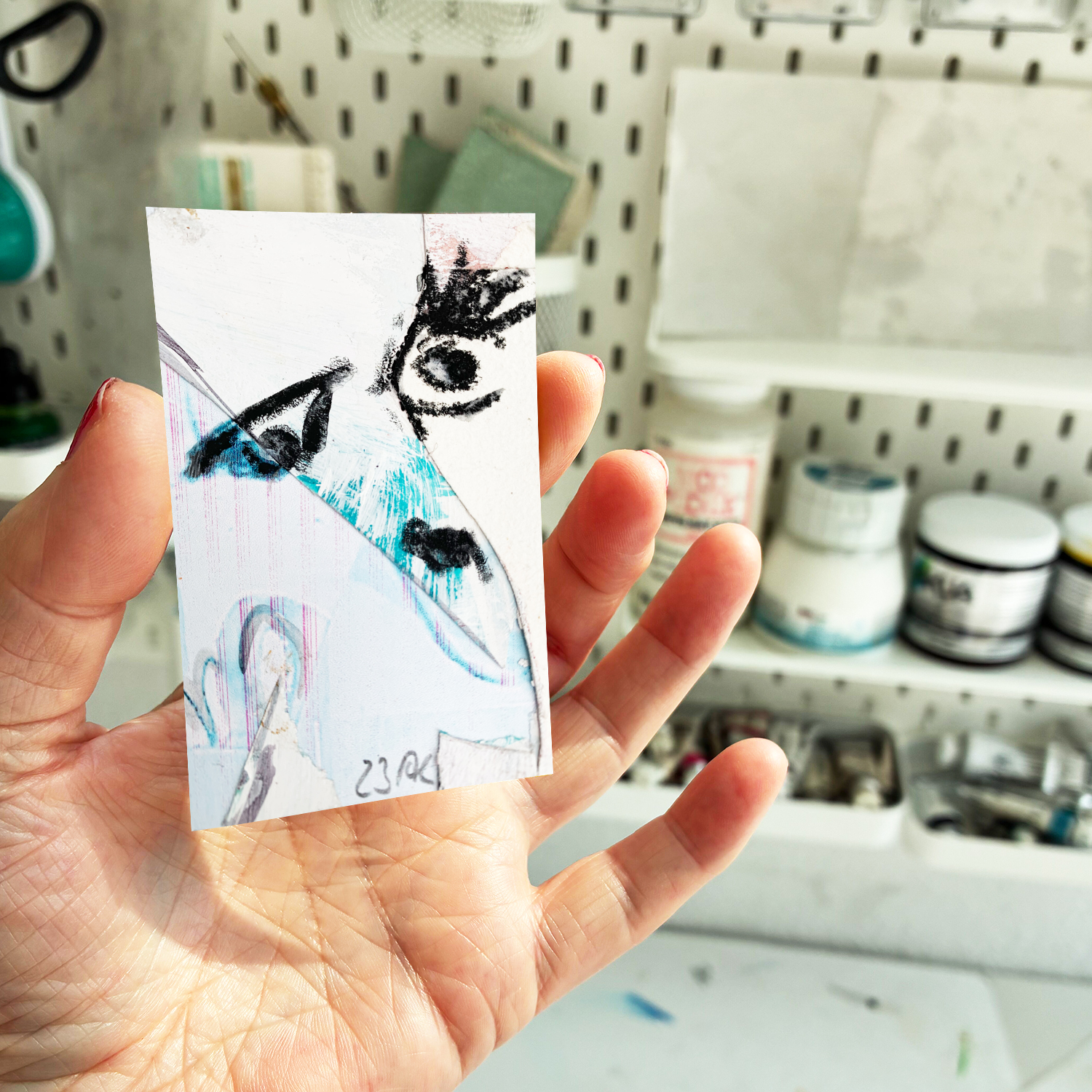 H606-23-U Annette Kunoweberzeugt-Mockup-Miniatur-Hand-8x5-72dpi-1500 H606-23-U Annette Kunoweberzeugt-Mockup-Miniatur-Hand-8x5-72dpi-1500